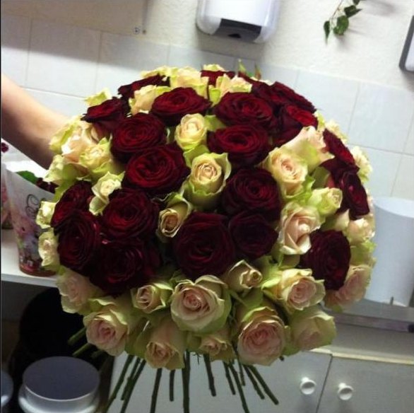 Bouquet de roses rouges et blanches
