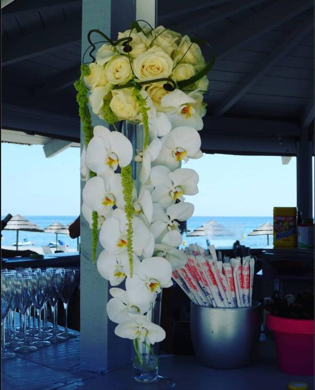 Centre de table d'orchidées blanches au bord de la mer